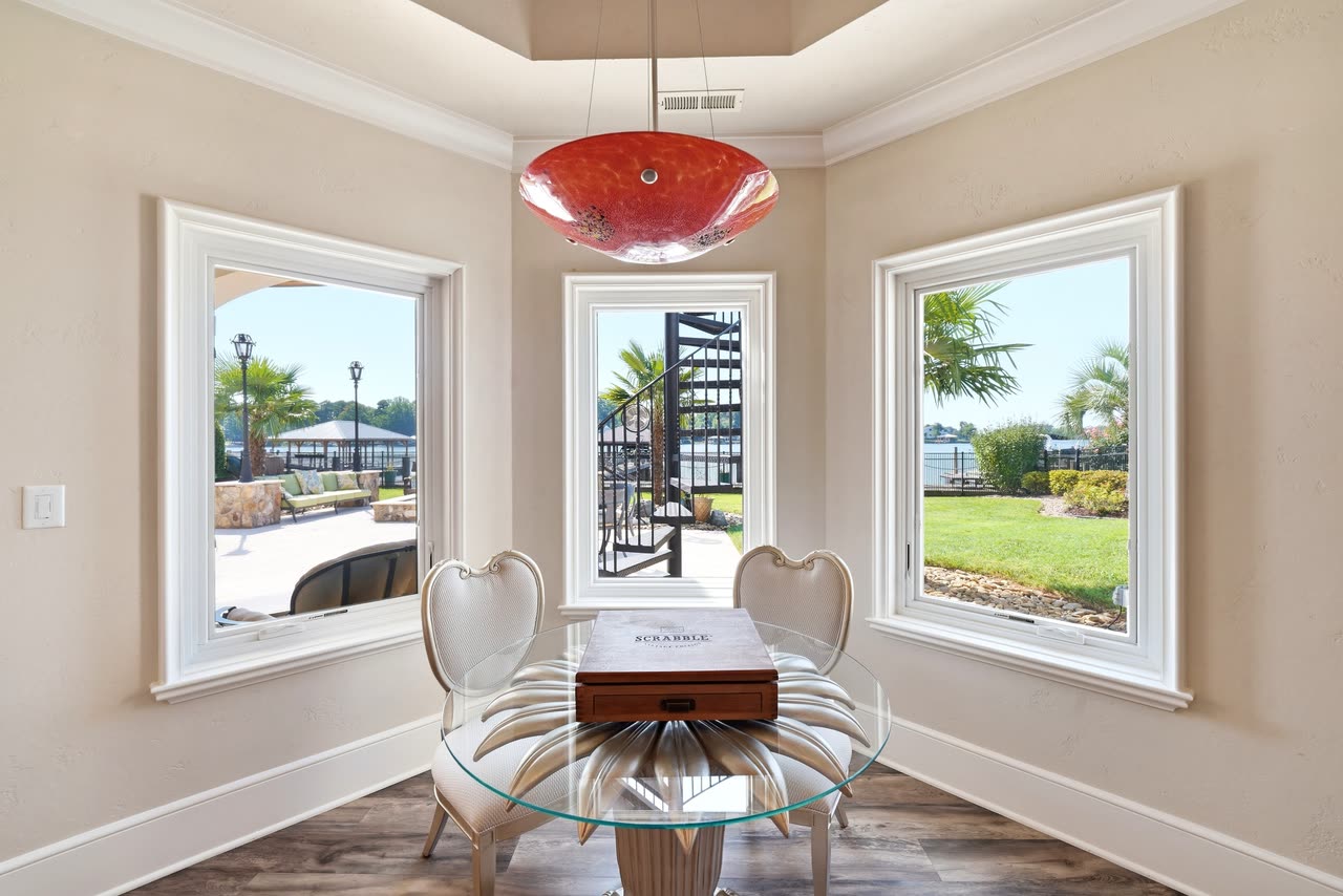 Breakfast nook in the bay window