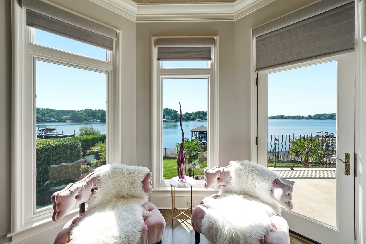 Primary suite sitting area