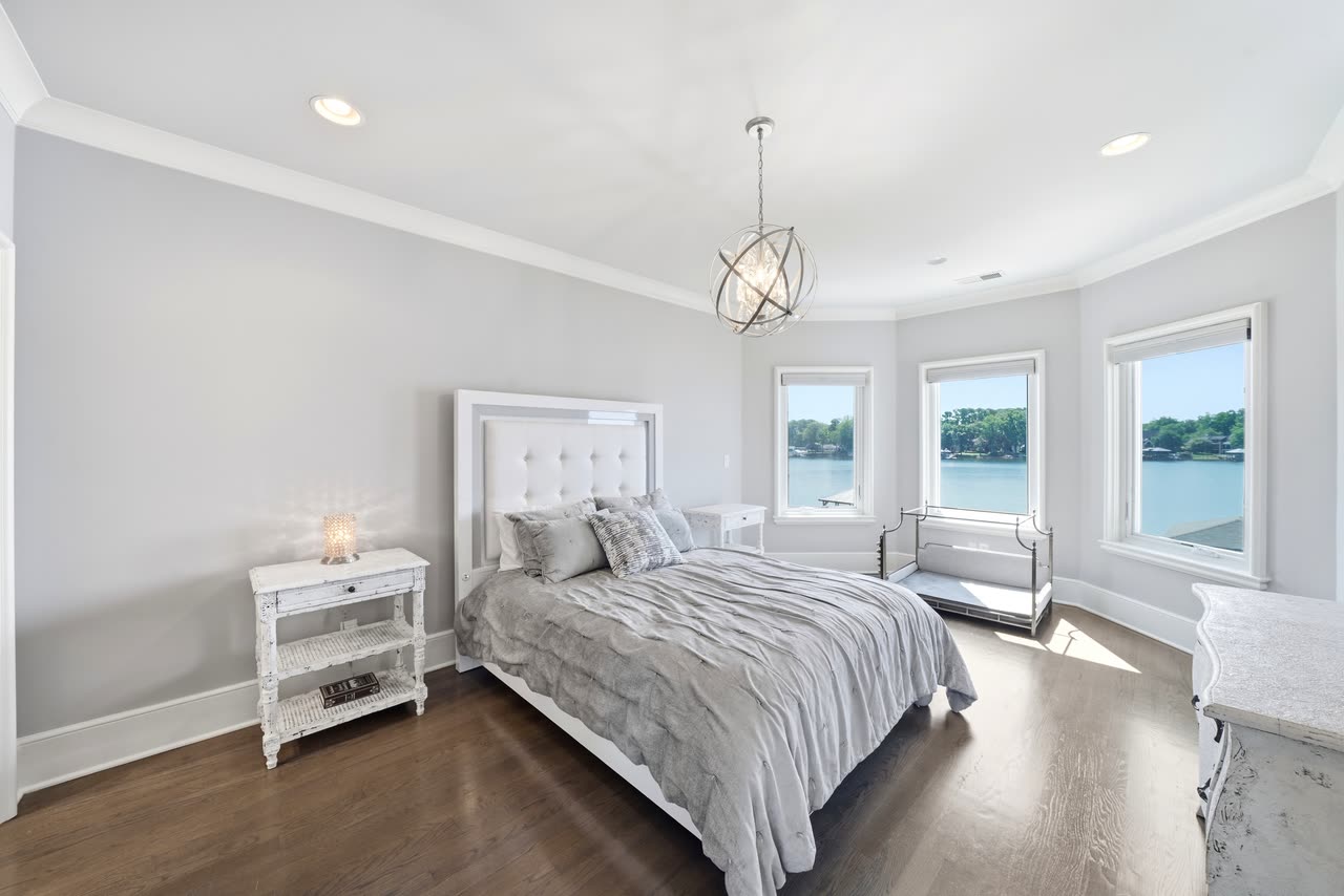 Guest bedroom over the water