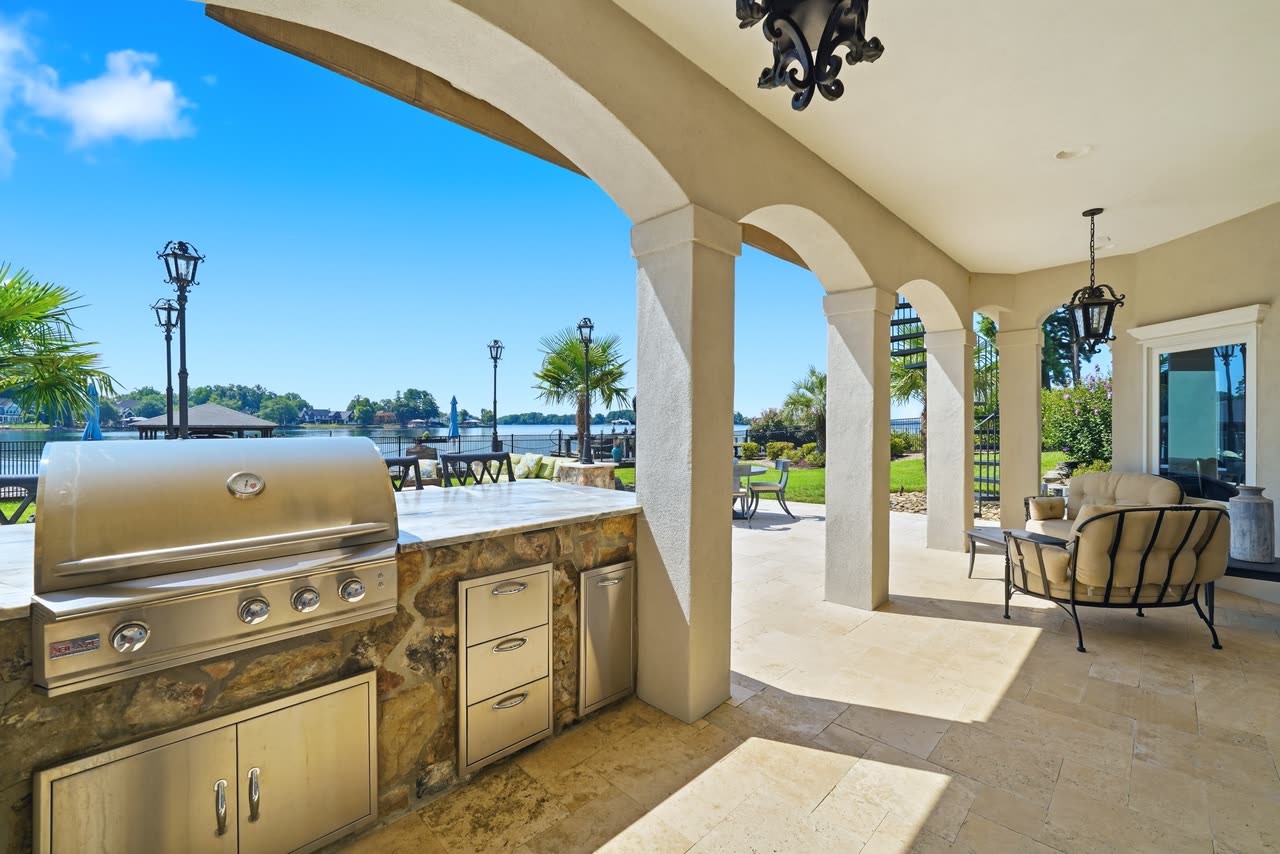 Outdoor kitchen under the loggia